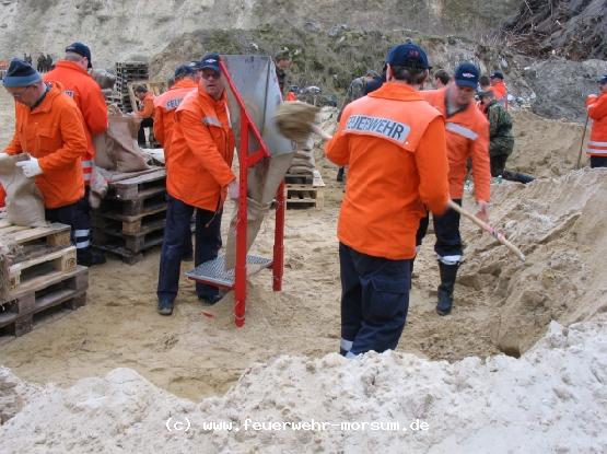 In einer Sandkuhle wurden die Sandscke befllt.
