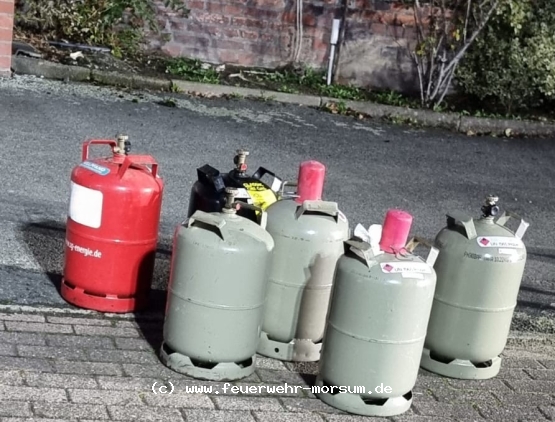 Geborgene Gasflaschen aus dem Brandraum