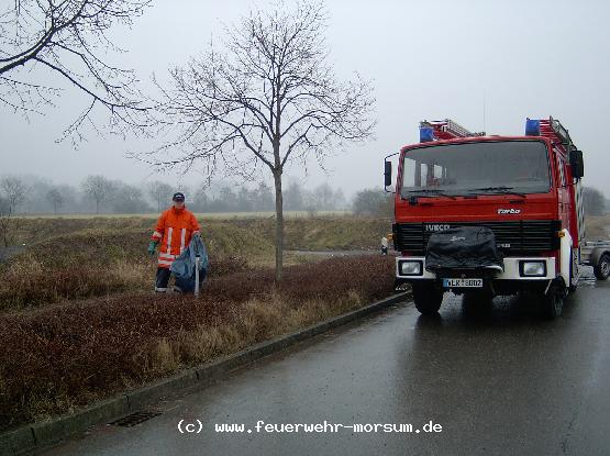  Mit M�lls�cken bewaffnet wurde der Ort gereinigt.