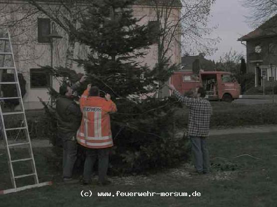 Die Kameraden beim anbringen der Beleuchtung