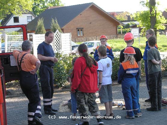 Viele Jugendliche lauschten den Erkl�rungen des Ortsbrandmeisters
