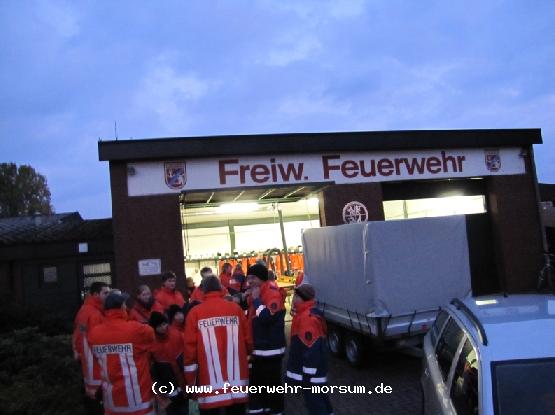 Die Jugendlichen warten auf den Start.