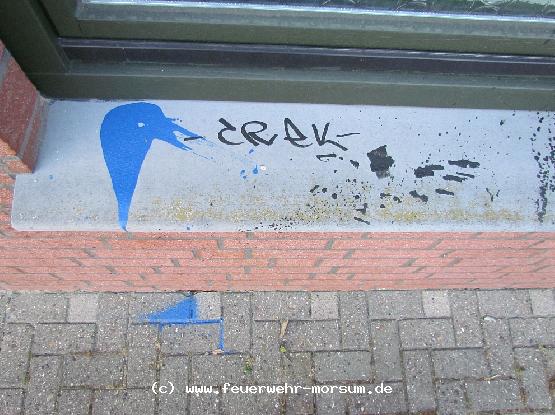 Eine beschmierte Fensterbank.