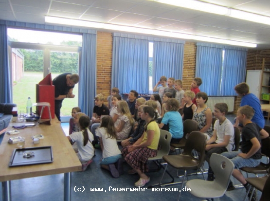 gespannt wird das Rauchhaus beobachtet