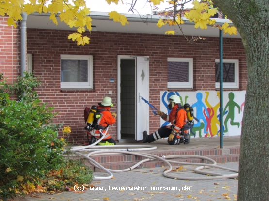 Ein Atemschutztrupp simuliert einen Innenangriff.