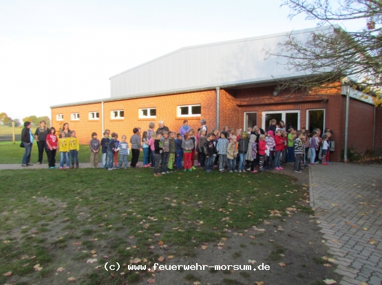 Die Kinder beobachten gespannt das Geschehen.