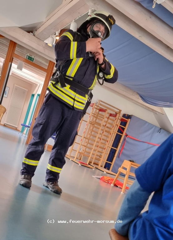 Unter dem Atemschutzgerät steckt ein Mensch und die Geräusche sind nicht mehr schlimm